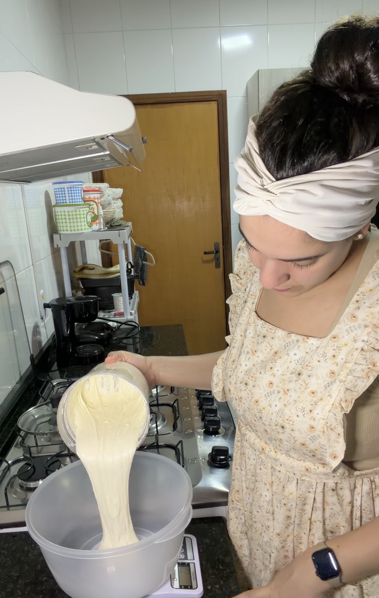 Gi na sua cozinha despejando a massa dentro de uma tigela